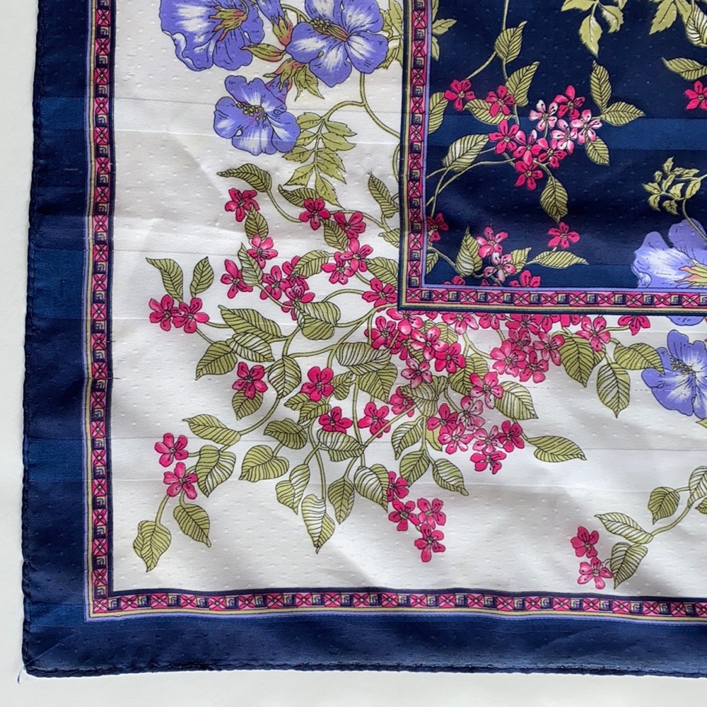 Navy Blue~White Floral‎ 29” x 30” Scarf Italy - Picture 3 of 10